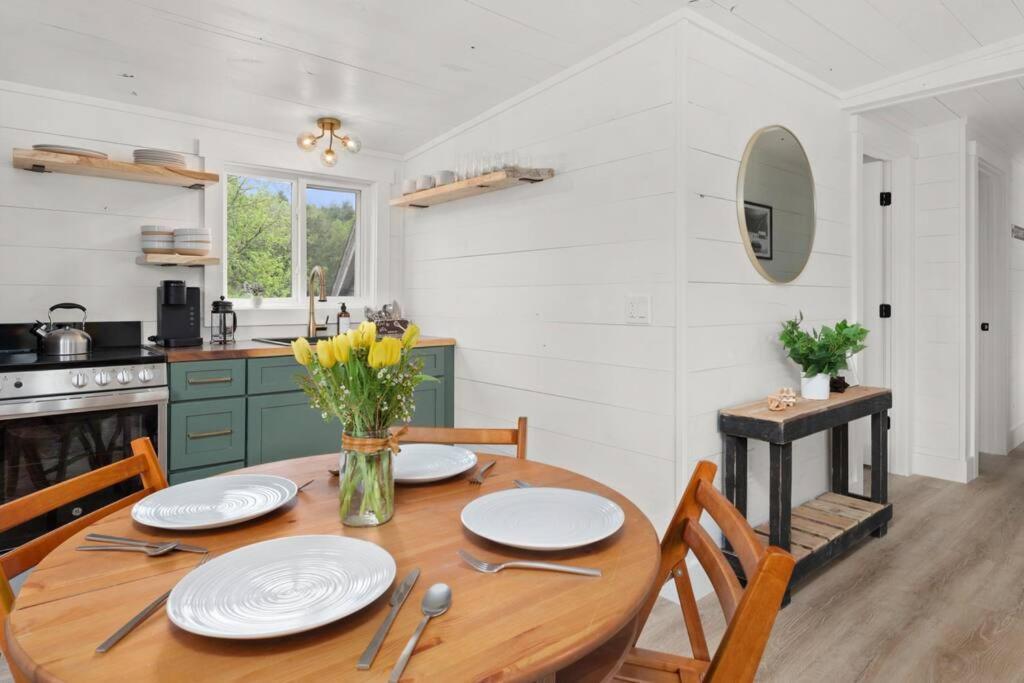 Charming & Freshly Restored Farmhouse 1 Mile From Center Of Стоу Екстериор снимка